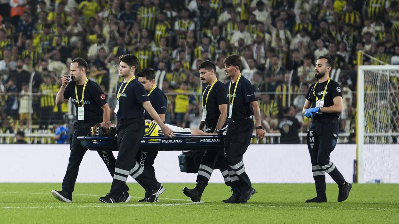 Fenerbahçe’de sakatlık: Kerem Aktürkoğlu, sedyeyle oyundan çıktı