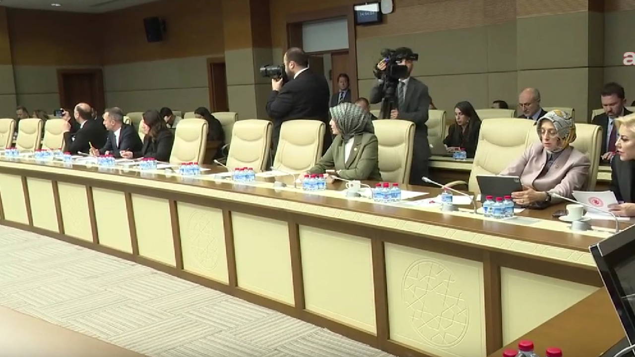 CHP'li üyeler Dijital Mecralar Komisyonu'nu terk etti... CHP'li Özkan: 'Olmayan bir toplantıyı nasıl yapıldı diye gösterdiniz?'