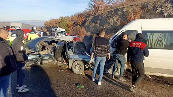 Öğrenci servisi ile otomobil çarpıştı: Ölü ve yaralılar var!