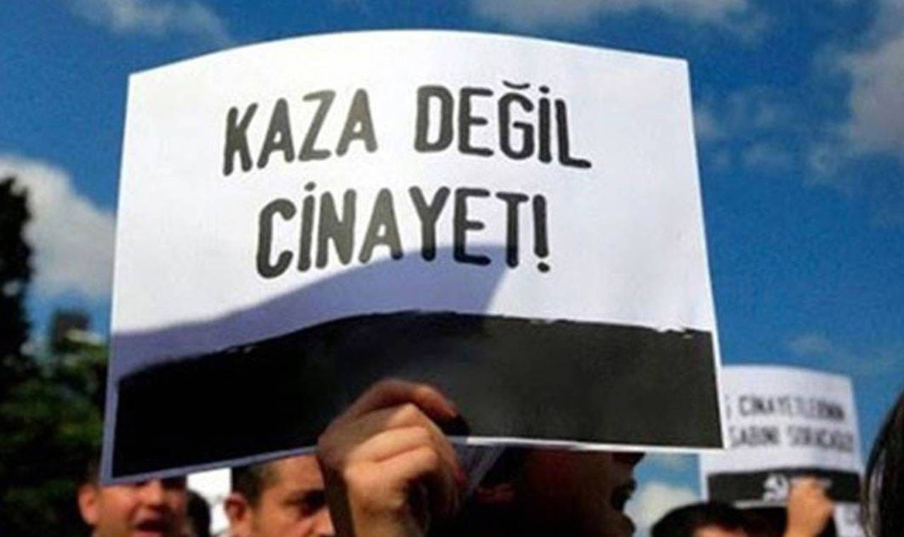 Devrilen forkliftin altında kalan işçi kurtarılamadı!