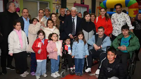 Ünlüler 23 Nisan’da minik kahramanları yalnız bırakmadı