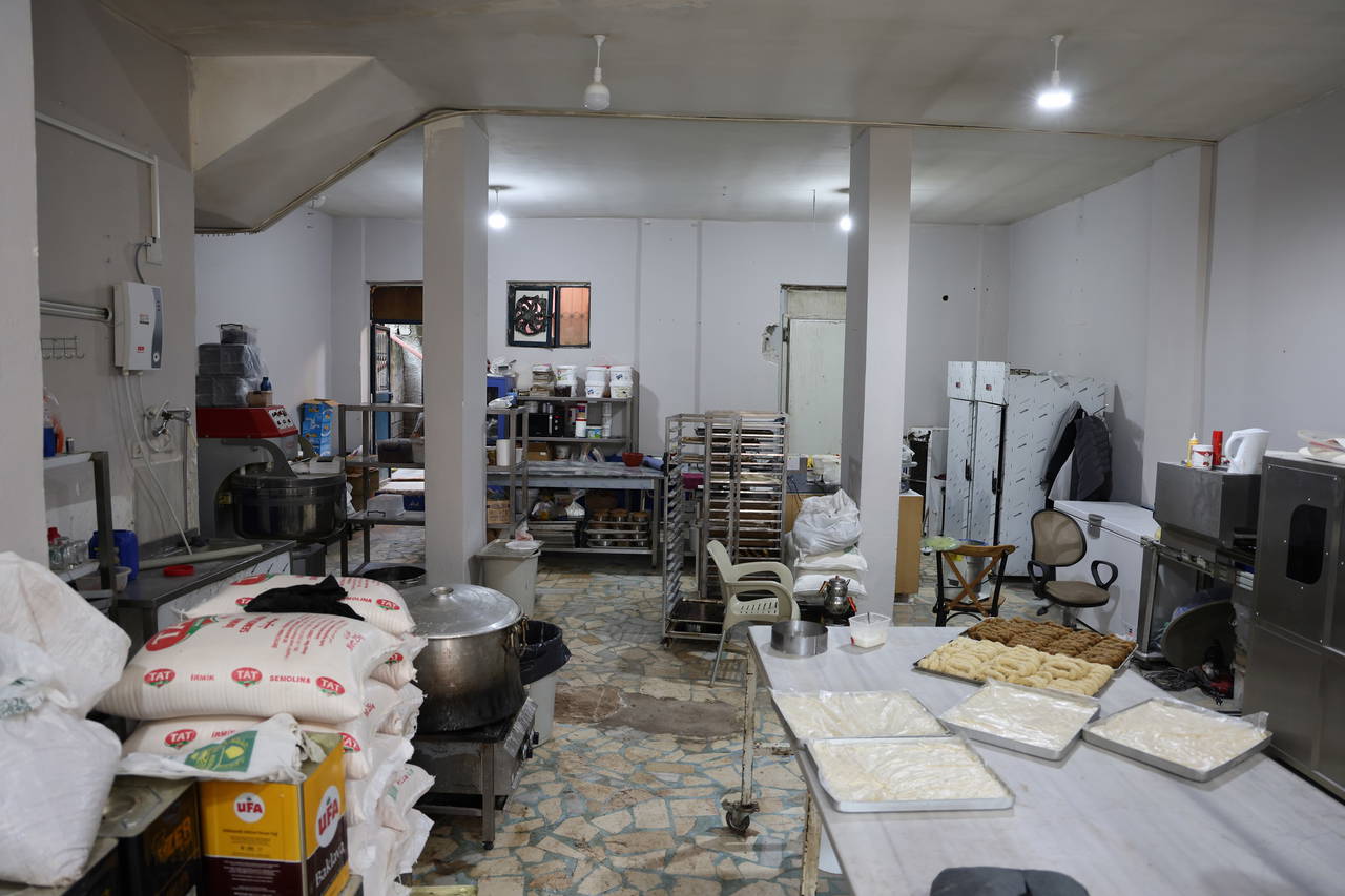 Toroslar zabıtasından merdiven altı pasta imalathanesine baskın: Sağlıksız üretim yapan işletme mühürlendi