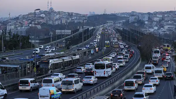 İstanbul'da bazı bölgelerde trafik yoğunluğu 