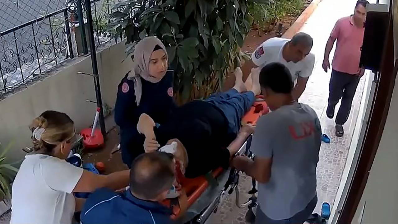 Merdivenden düşüp yaralandı: Kuryenin ihbarıyla hastaneye kaldırıldı