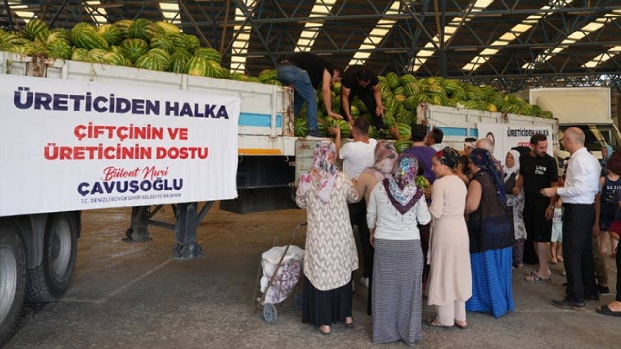 Tarlada kalan tonlarca karpuzu alan büyükşehir yurttaşa dağıttı
