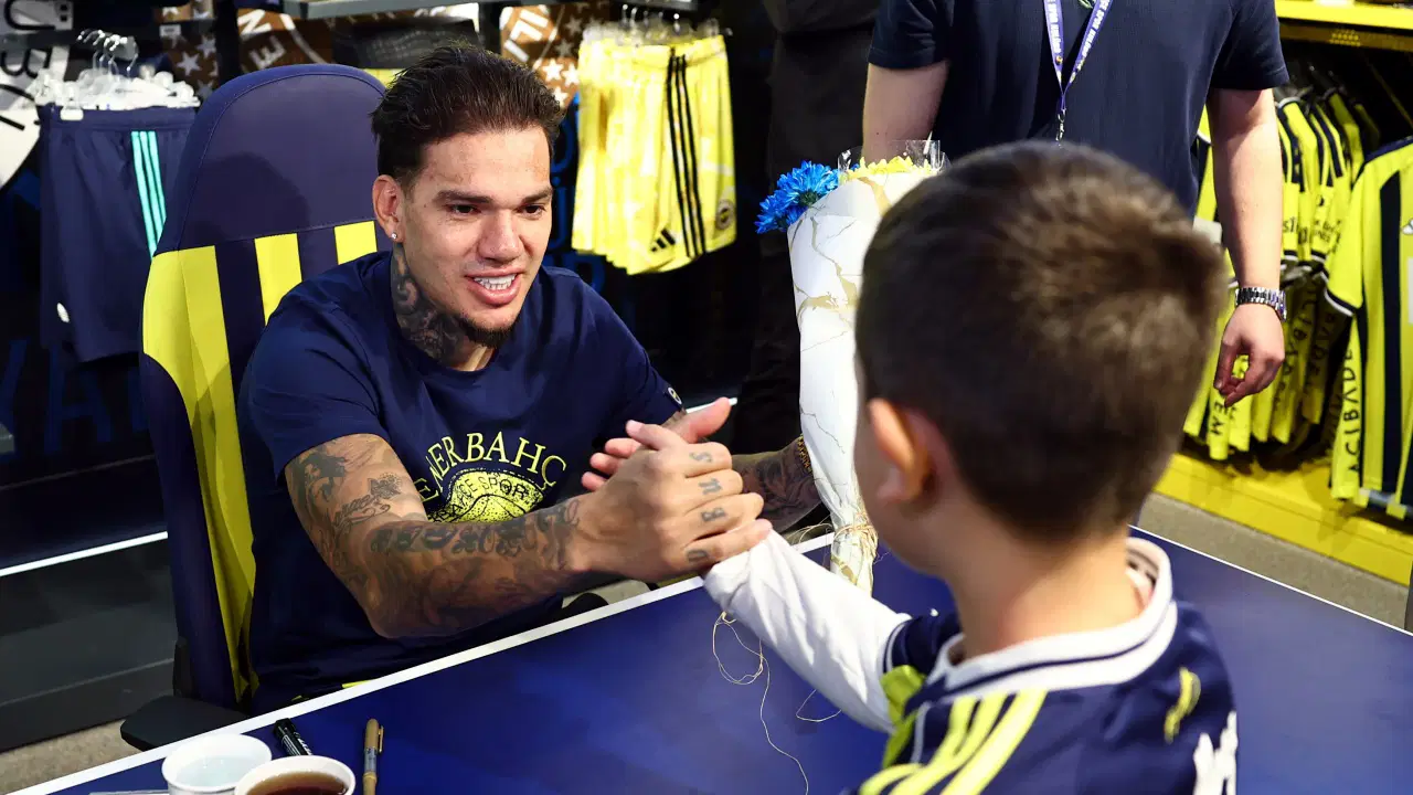 Fenerbahçeli Ederson, imza gününde taraftarlarla buluştu