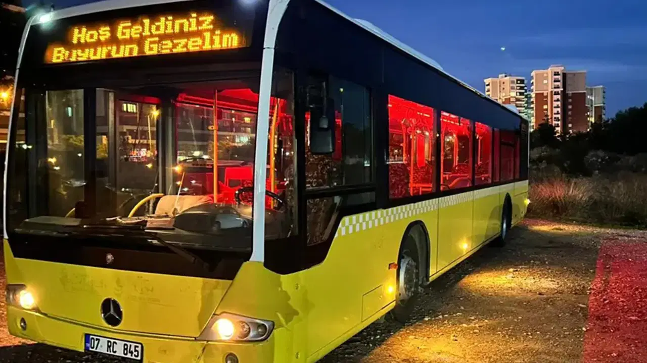 Eski halk otobüsünü satın aldı, mahalleliyi gezdiriyor