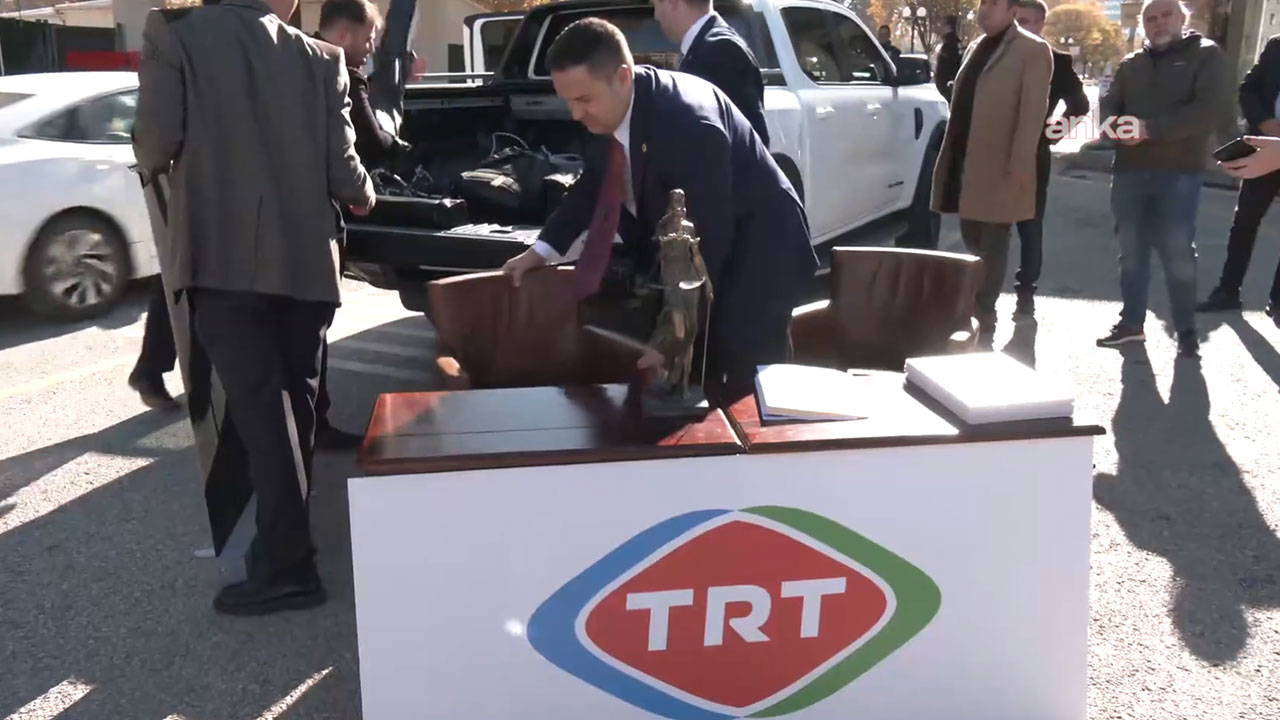 Son Dakika... CHP Ankara Milletvekili Umut Akdoğan TRT Genel Müdürlüğü önünde!