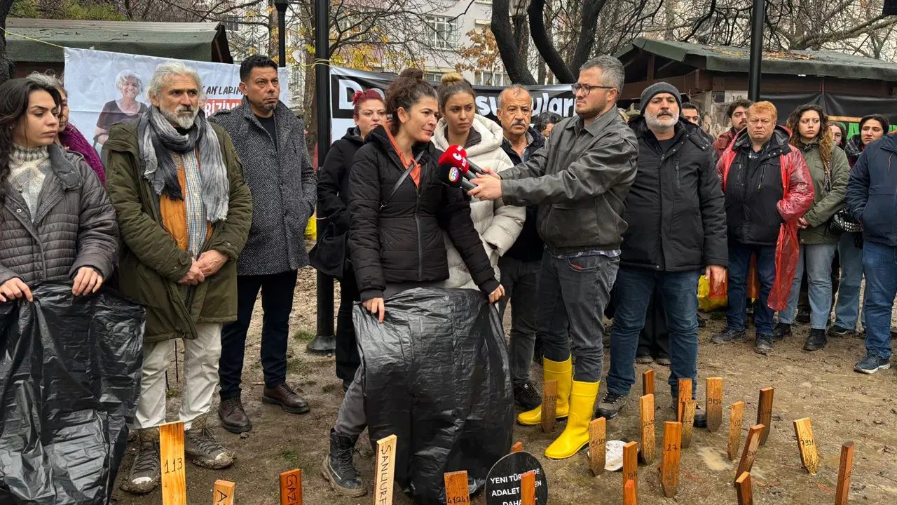 Depremde yaşamını yitirenlerin yakınları Yargı Paketi'ne karşı nöbeti sürdürüyor: 'Paketi onlar yaptı, çözümü de onlar bulacak'