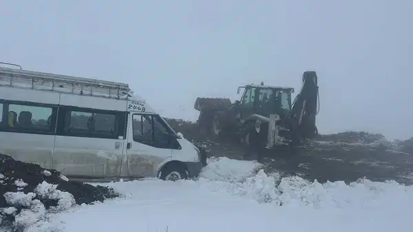 Iğdır’da kar esareti: 57 köy yolu kapandı, yolcu minibüsü şarampole yuvarlandı!
