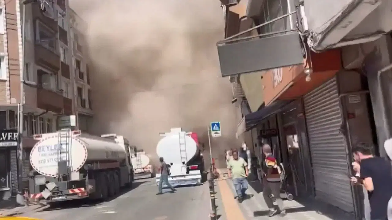 Zeytinburnu'nda korkutan anlar: Yıkım esnasında bina çöktü
