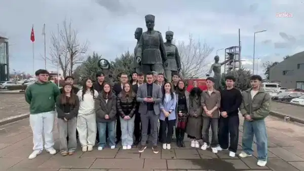 Halk-Lis’li öğrencilerden protesto: 'Atatürk’ü karneye sığdıramayan bir anlayış asla kabul edilemez'
