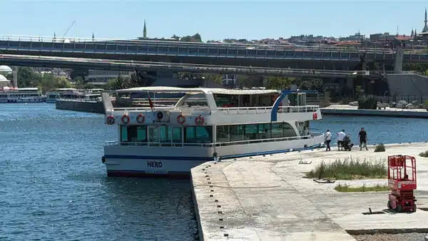 Haliç’te tur teknesi köprüye çarptı: Denize düşen personel aranıyor