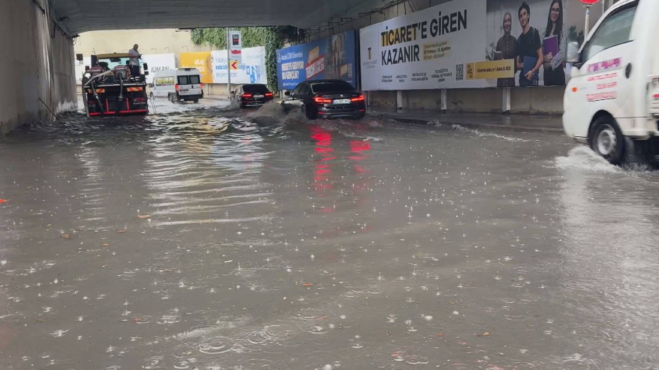 İstanbul’da sağanak hayatı olumsuz etkiledi: Zincirlikuyu alt geçidi su altında