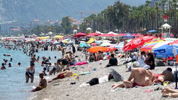 Antalya'da aşırı sıcak dalgası: Termometreler 39 dereceyi gördü, sahiller doldu taştı!