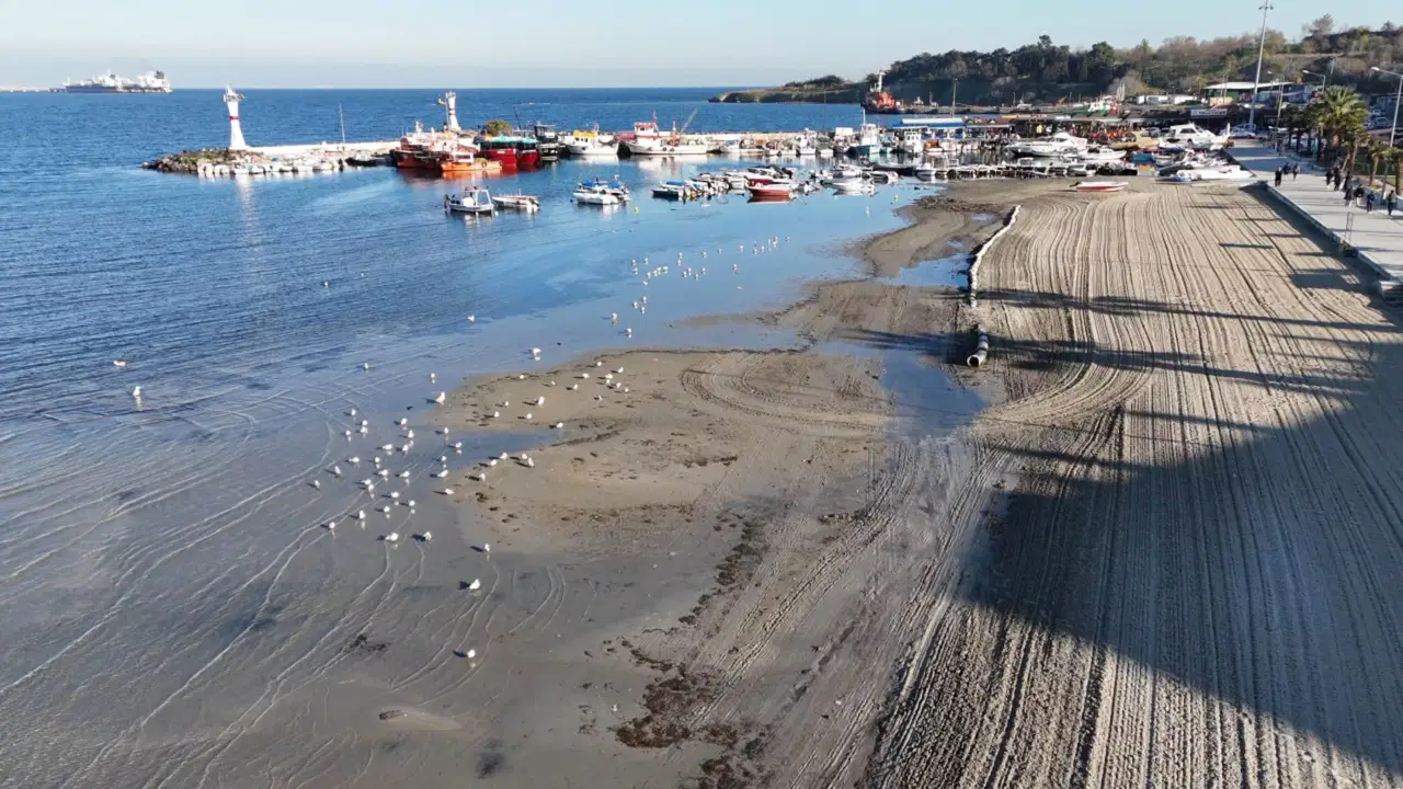 Tekirdağ'da deniz 20 metre çekildi... Kum adacıkları ortaya çıktı!