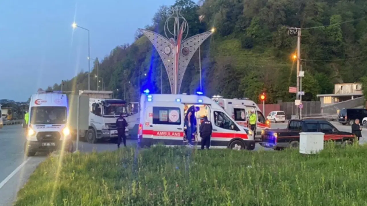 Rize’de otomobil kamyona çarptı: Yaralanan 6 kişiden biri bebek!