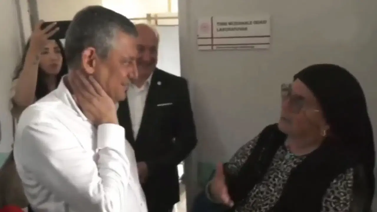 Özgür Özel'den, Kılıçdaroğlu'nu soran kadına gündem olan yanıt: 'Kafasına göre bizim binada oturuyor...'