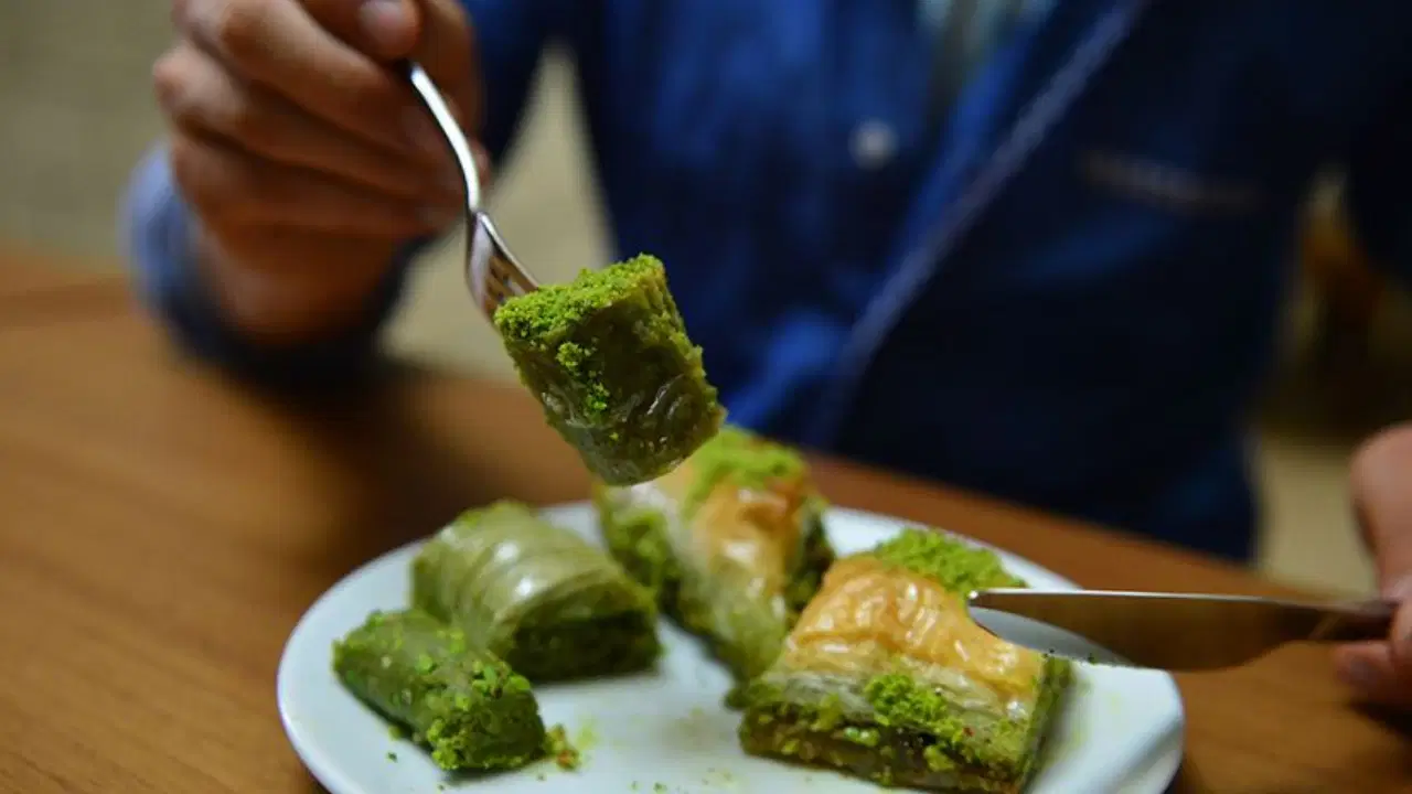 Bayram sofralarında ekonomik gerçek... Düşük gelir, yüksek risk: Obezite yoksullukla artıyor