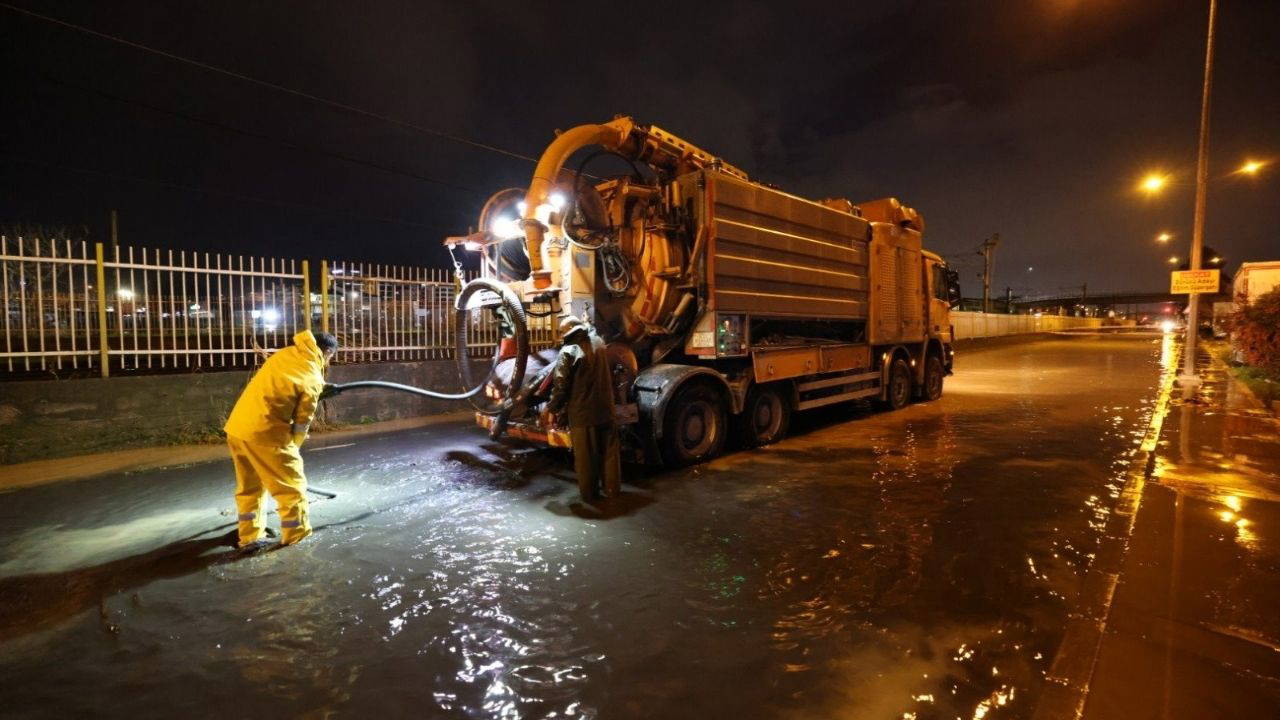 İzmir’de sağanak raporu: 963 ihbar, 414 su baskını!