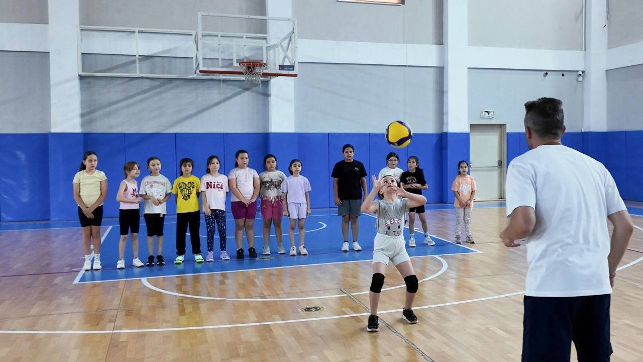 Eskişehir Tepebaşı Belediyesi’nde geleceğin voleybolcuları yetişiyor: ‘Belki de gelecekteki Filenin Sultanları’ndan birini eğitiyoruz’