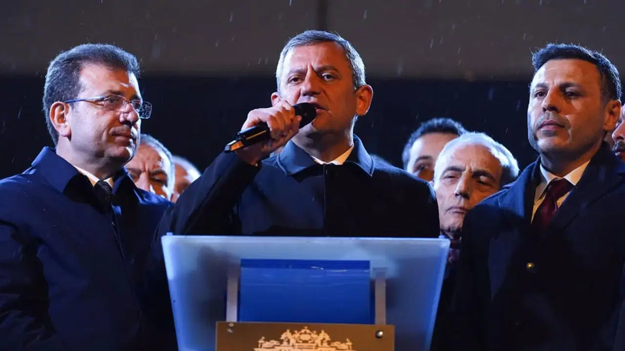 Özgür Özel ve Ekrem İmamoğlu'nun mesajı İstanbul'da okundu: 'Milletin vermediği meşruiyeti...'