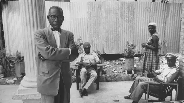 Trump resimli pasaport bir ilk değil! İşte kendi fotoğraflarını absürt şeylere ekletmiş liderler