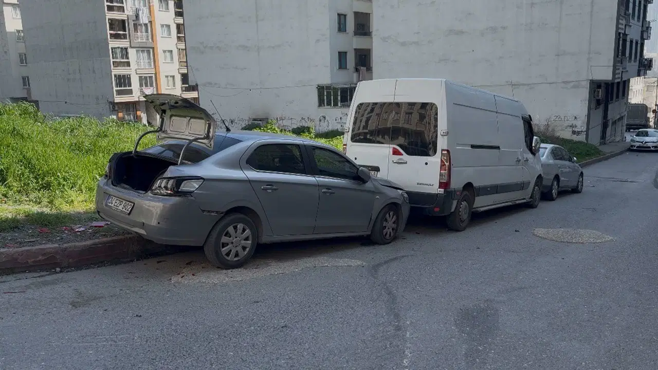 Esenyurt'ta faciadan dönüldü: Öğrenci servisinin freni boşaldı, 5 araca çarptı!