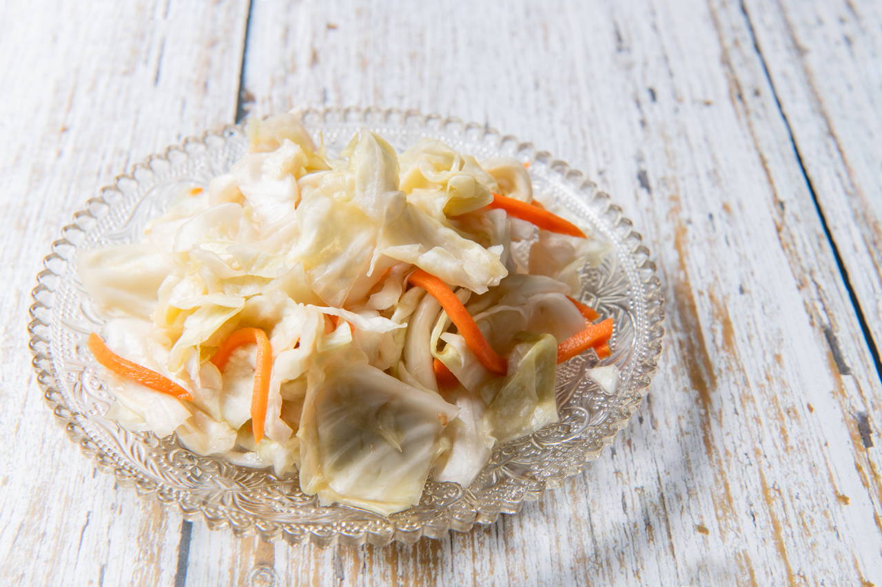 Kıtır kıtır yapısıyla kış sofralarını süsleyen lezzet: Lahana turşusu tarifi