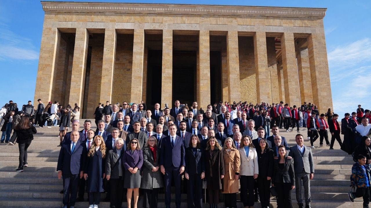 CHP İzmir İl Örgütü Anıtkabir’de