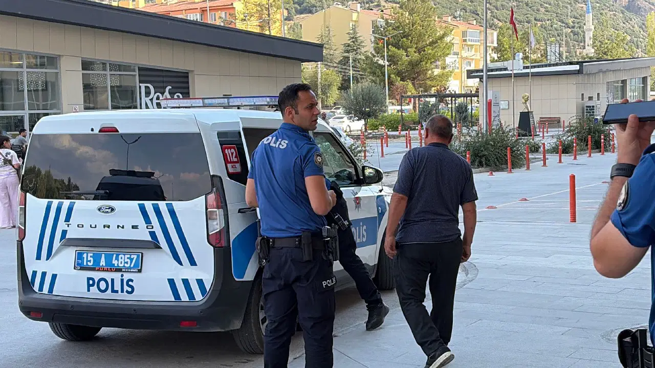 Park yeri kavgası kanlı bitti: Baba ve oğlu bıçaklandı