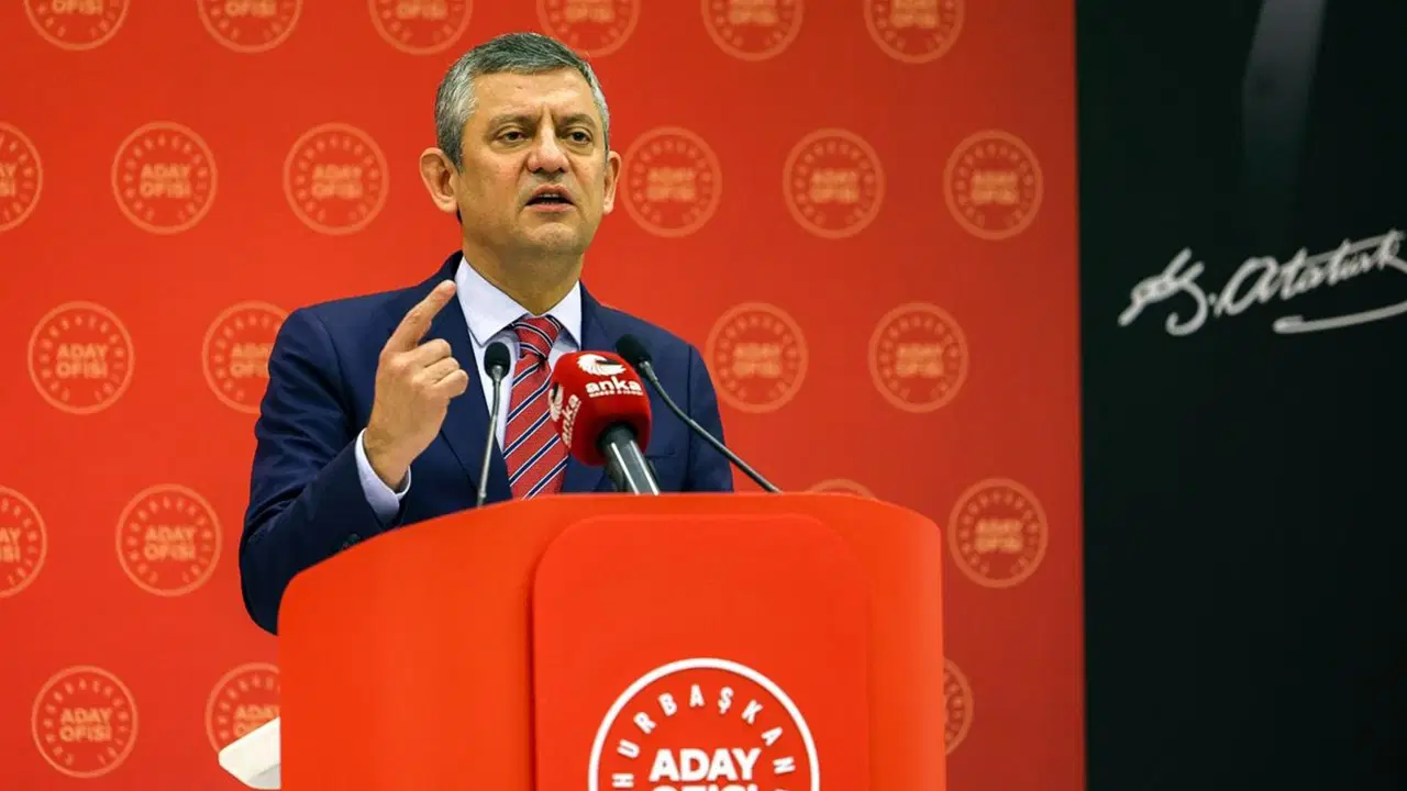 'Susmanızı isteyenler var' diyerek seslendi... Özgür Özel'den gençlere dikkat çeken mesaj: '19 Mayıs'ın ışığı, 19 Mart'ın karanlığını yenecek'