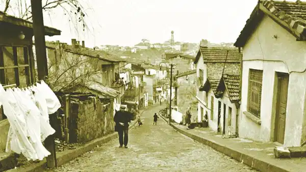 İstanbul'un 1940'lı yıllarda başlayan gecekondulaşma tarihi: Gecekondu şehrinden rezidans şehrine dönüşüm