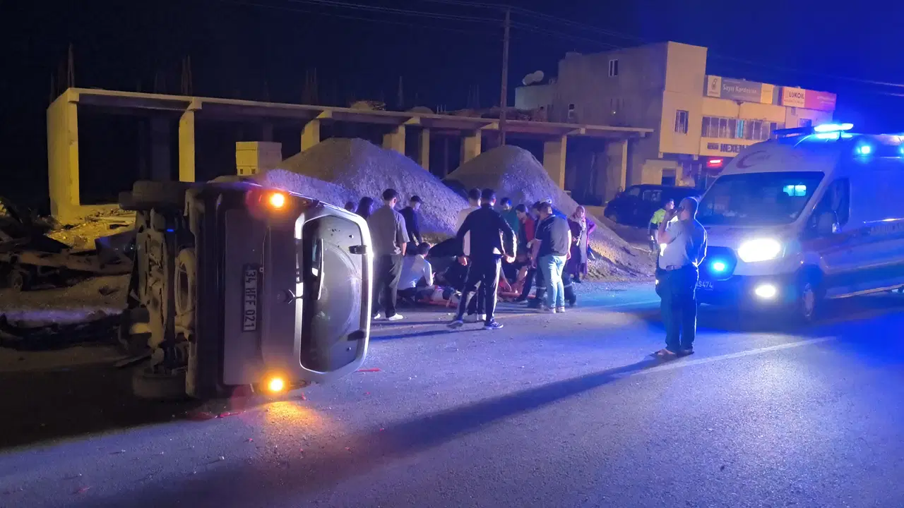 Düğün dönüşü faciadan dönüldü... Hafif ticari araç takla attı: 6 yaralı