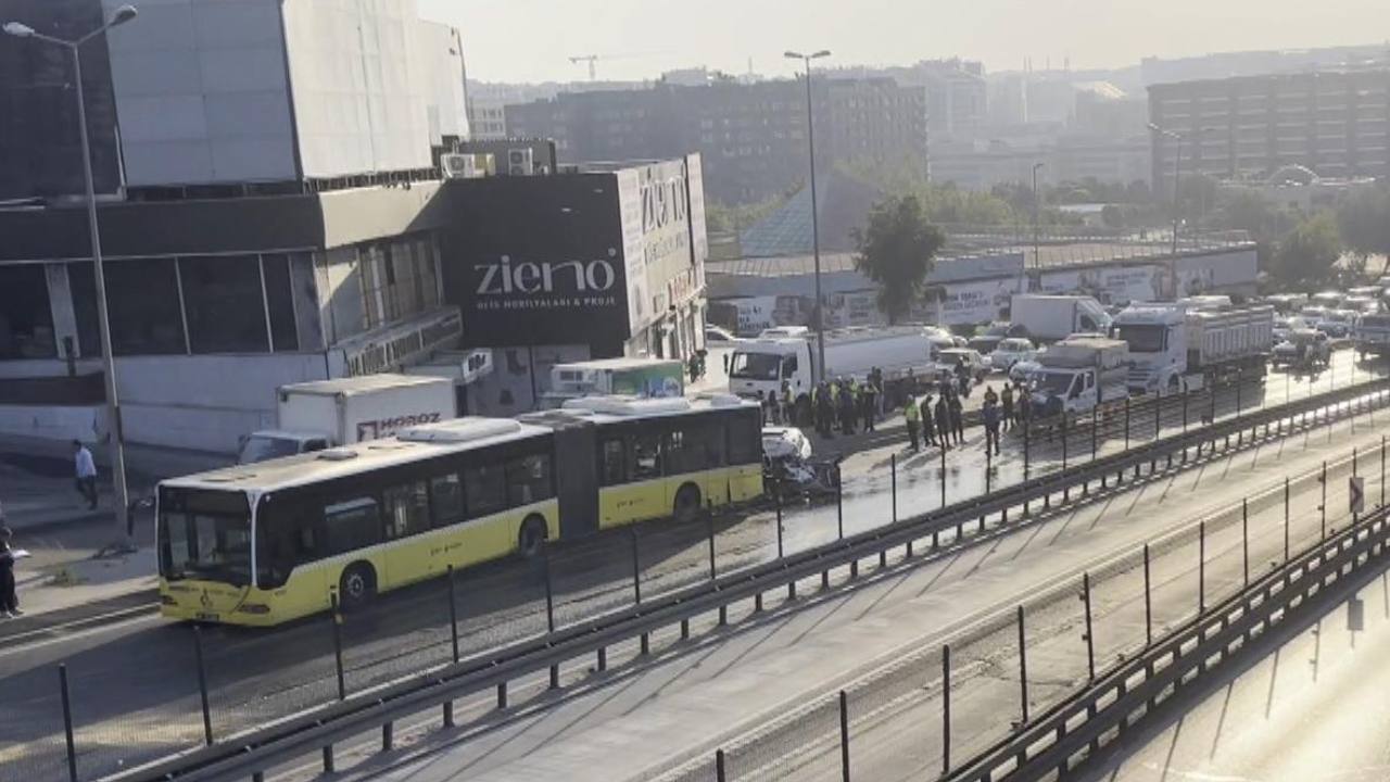 İstanbul'da feci kaza... Otomobil İETT otobüsüne çarptı: 3 kişi hayatını kaybetti