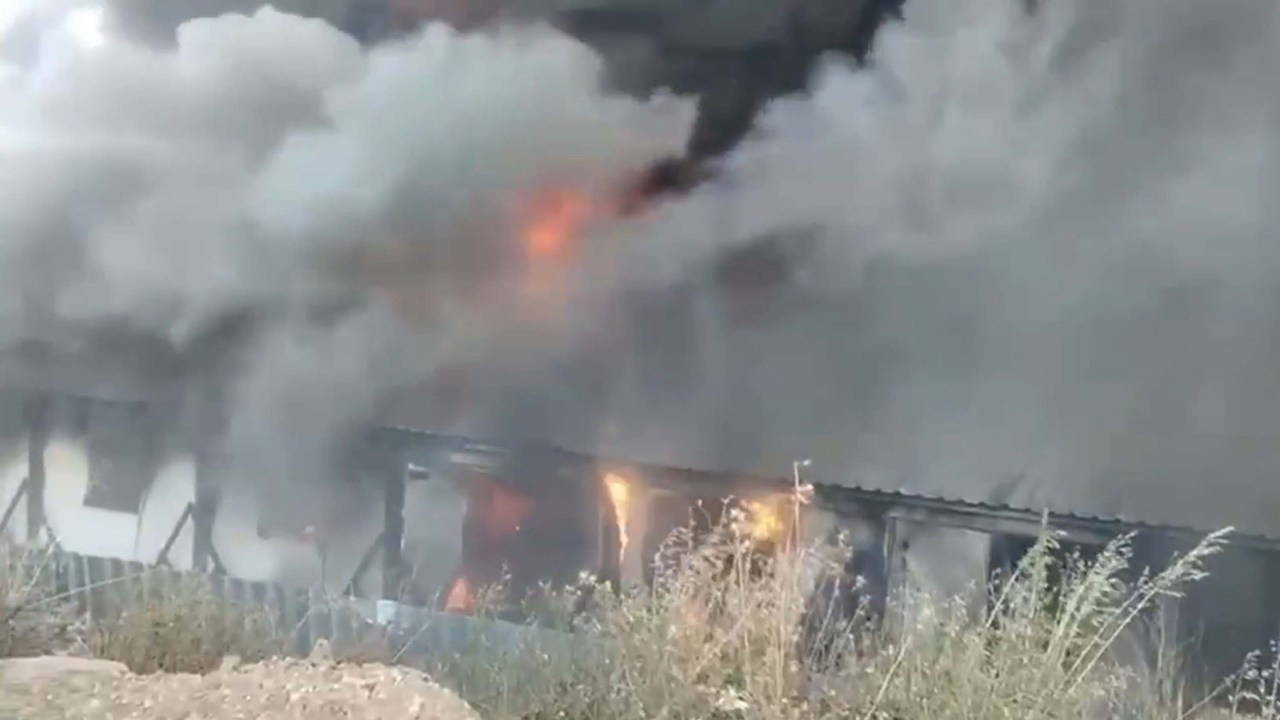 İşçilerin kaldığı 30 konteyner yandı!