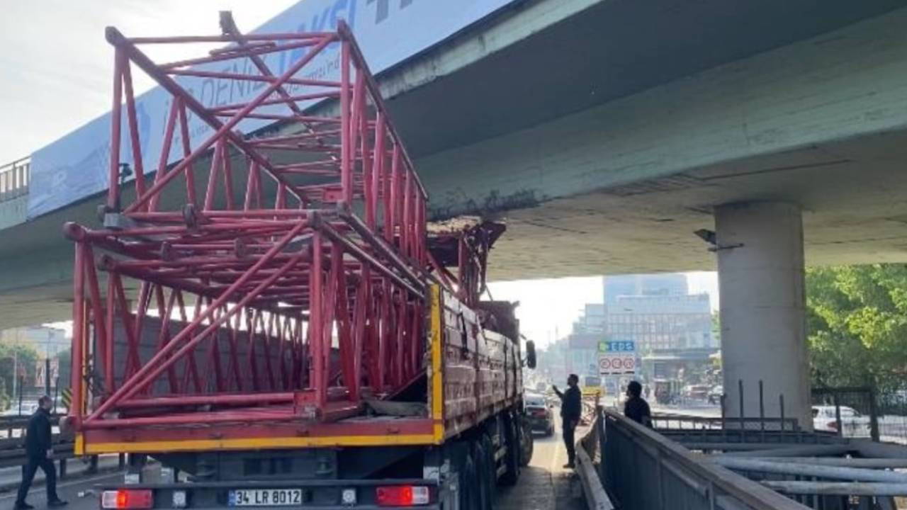 İstanbul'da vinç parçası yüklü TIR köprüye sıkıştı