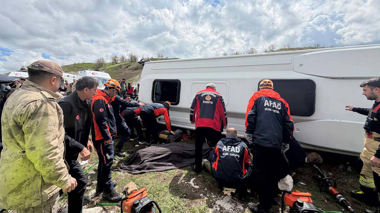 Diyarbakır’da yolcu midibüsü devrildi: Ölü ve yaralılar var!