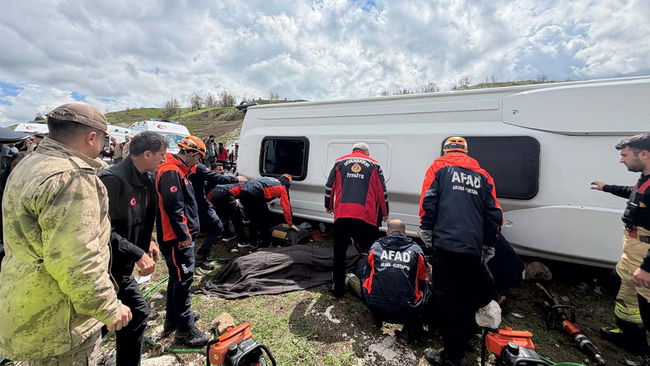 Diyarbakır’da yolcu midibüsü devrildi: Ölü ve yaralılar var!