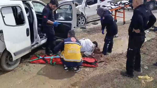 Malatya'da faciadan dönüldü... İki hafif ticari araç kafa kafaya çarpıştı: 2'si ağır, 4 yaralı