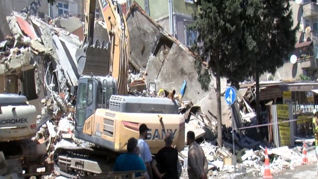 İstanbul'da yıkım sırasında çökme: Bitişikteki bina tahliye edildi
