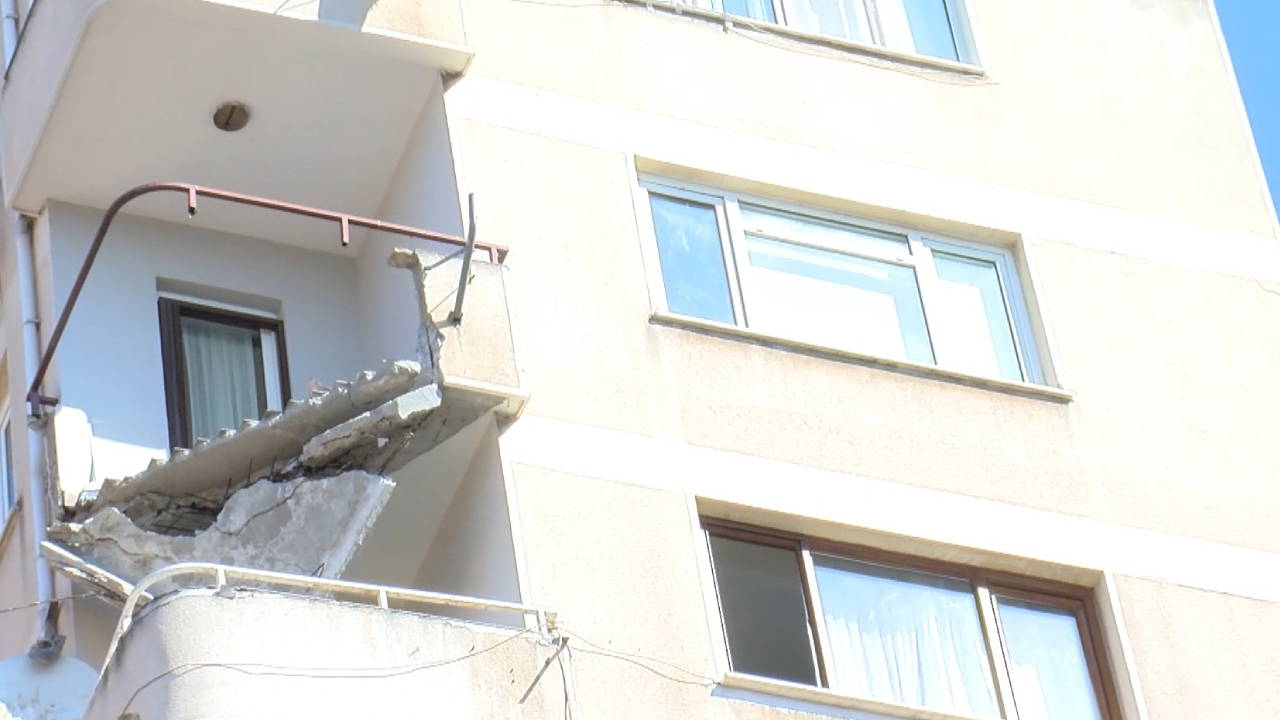 Maltepe'de 9 katlı binada balkon çöktü