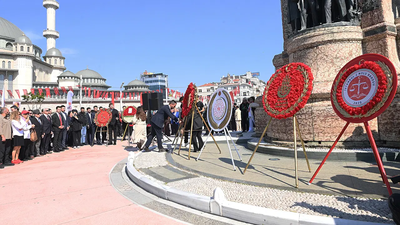AKP, Taksim'deki 19 Mayıs töreninde çelenk bırakmadı... CHP'den sert tepki: 'Milli değerlerle sorunları olduğunu geçmişten biliyoruz'
