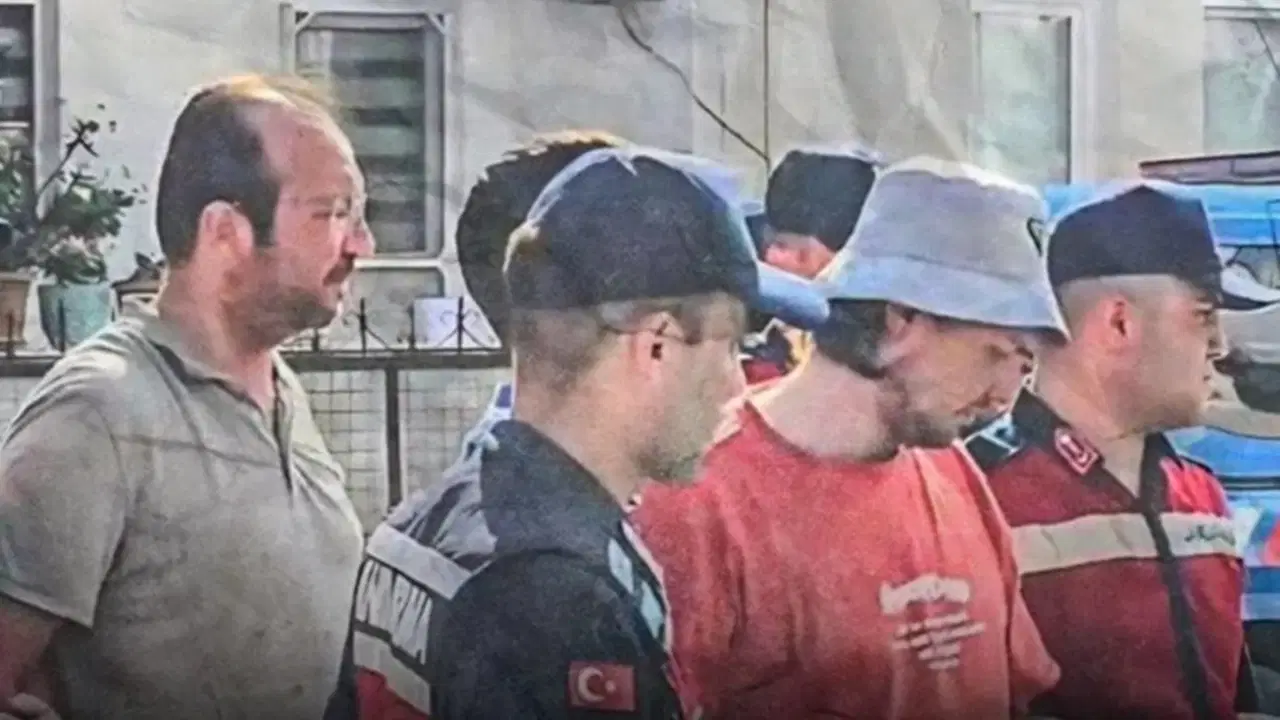 Kızılay şube başkanının 2 oğlu tutuklandı: Uyuşturucu ve göçmen kaçakçılığı suçlaması