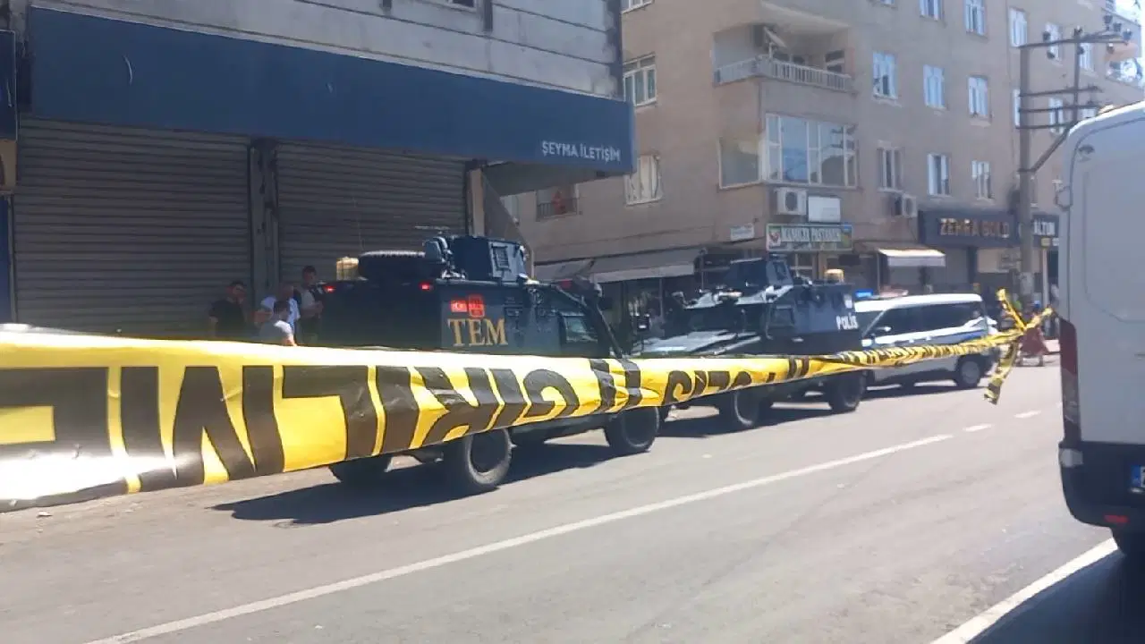 Diyarbakır'da aile içi şiddet ihbarına giden polislere ateş açıldı: Yaralılar var!