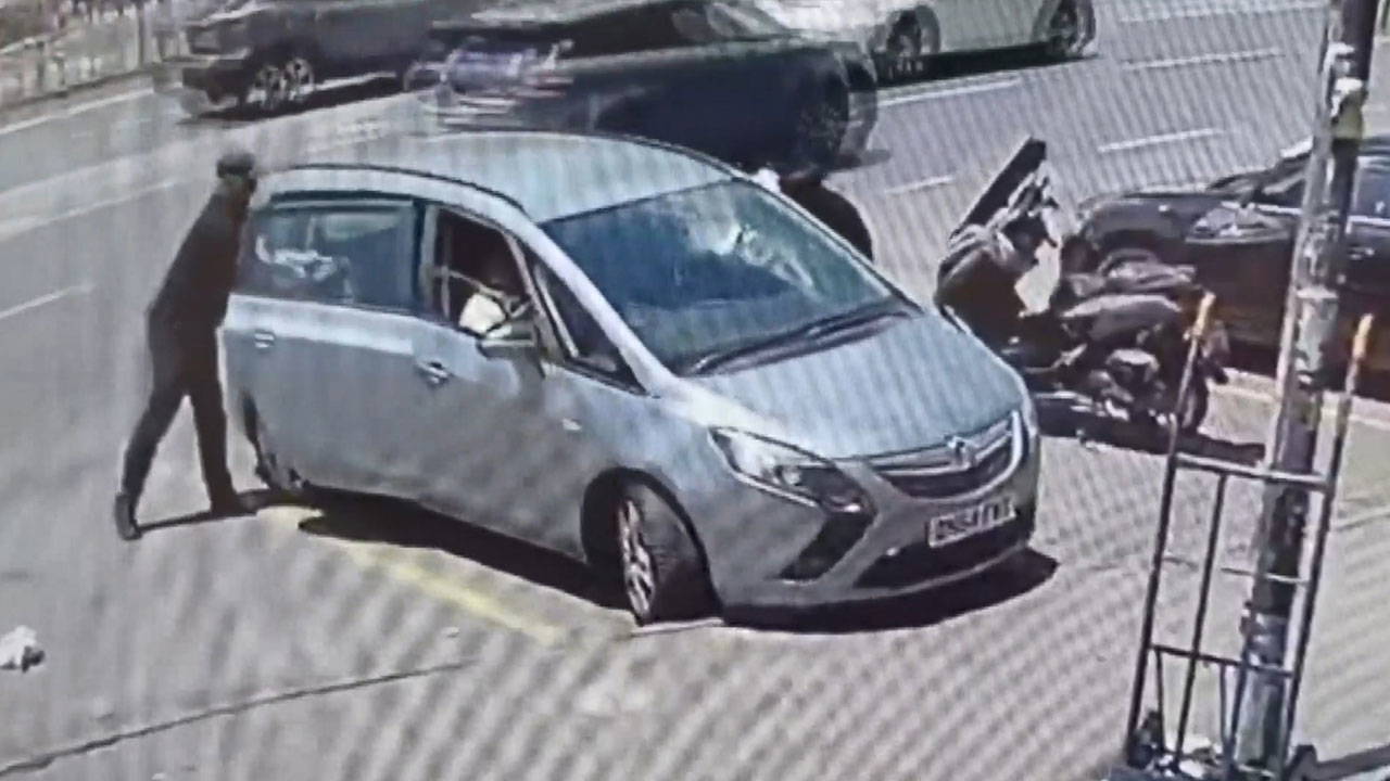 Fatih'te araç içinden turistin çantasını çaldı: Şüpheli tutuklandı