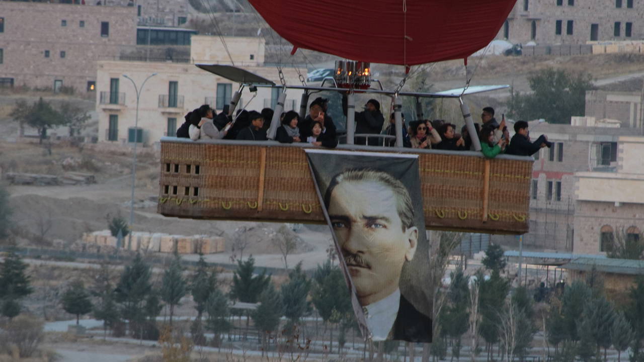 Kapadokya'da sıcak hava balonları, Atatürk posterleri ile havalandı