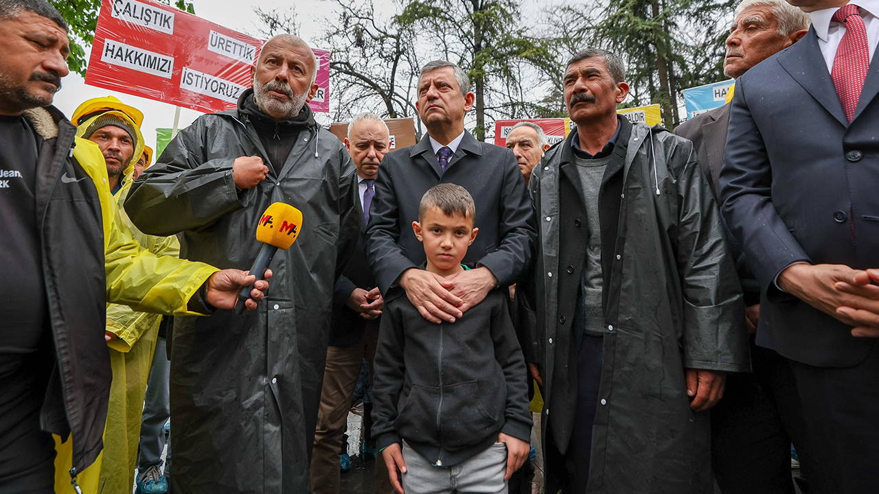 Özgür Özel, direnişteki Doruk Madencilik işçilerini ziyaret etti: 'Bayram gününde yaşanan bu tablo, bu düzenin utancıdır'
