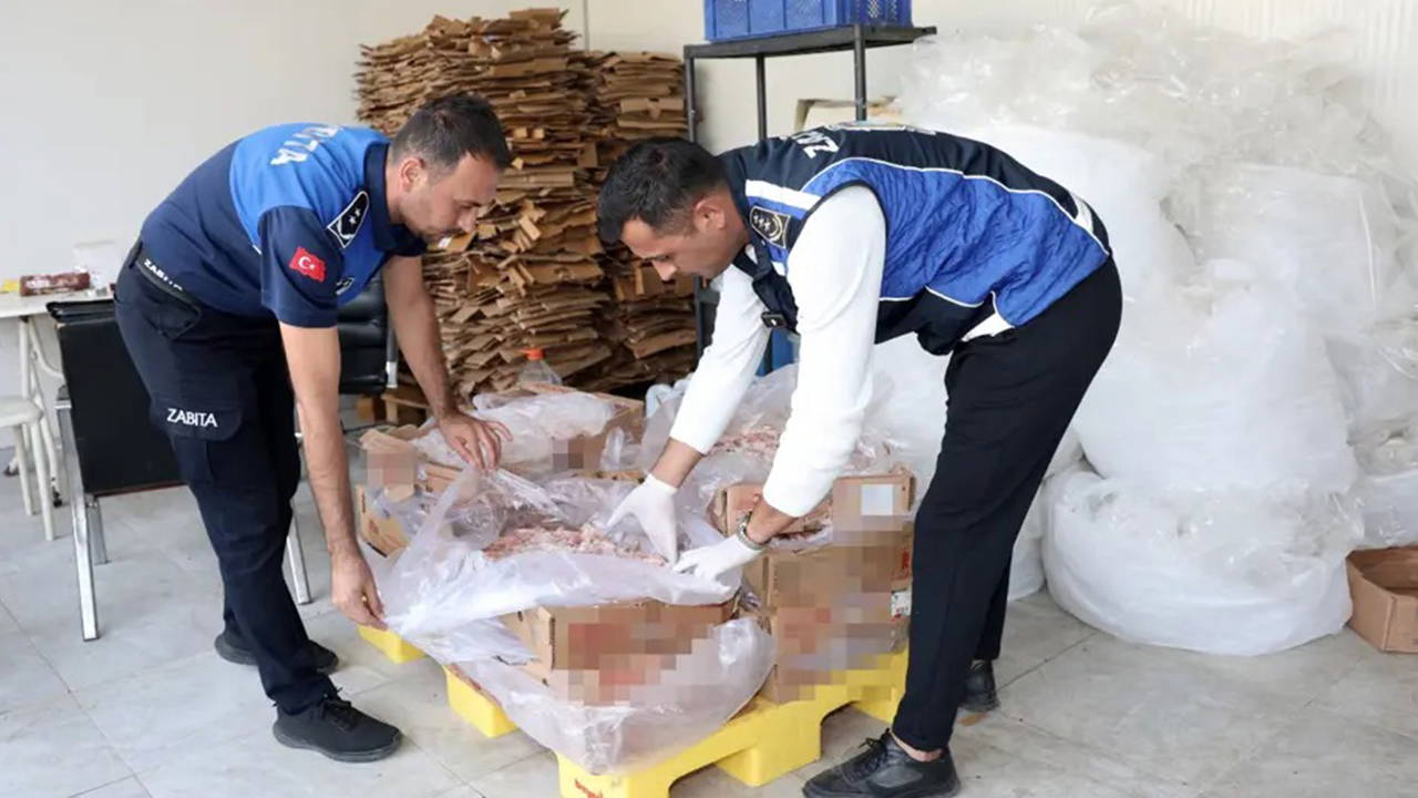'Döner' yapacaklardı: 25 ton bozuk tavuk eti ele geçirildi!