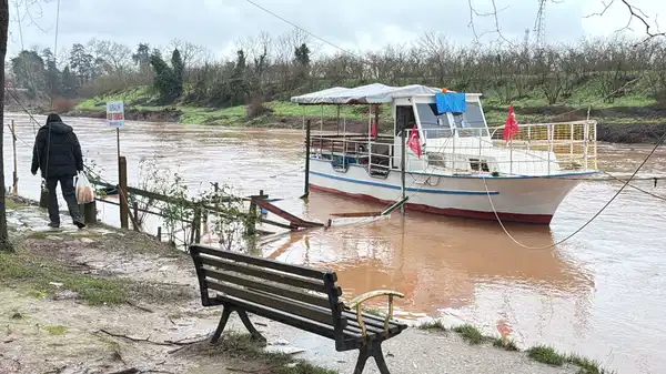 Bartın Irmağı'nın su seviyesi yükseldi: İskele su altında kaldı